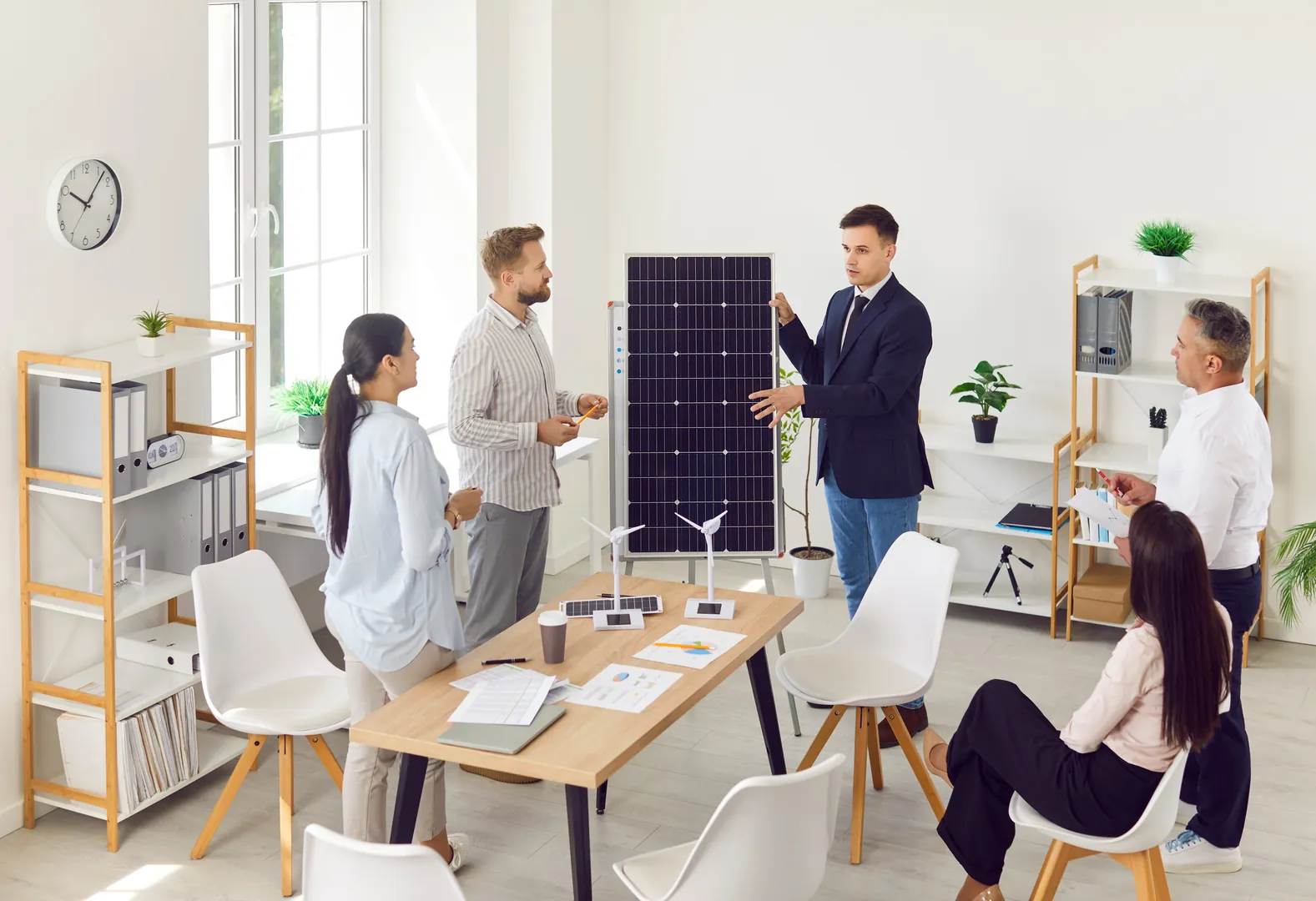 Équipe de conseillers financiers professionnels dans un bureau moderne, atmosphère collaborative et bienveillante